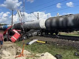 Zderzenie pociągu z ciężarówką na niestrzeżonym przejeździe kolejowym
