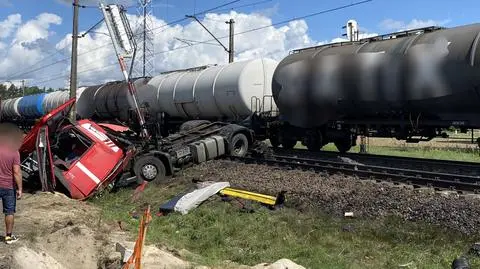 Ciężarówką wjechał pod pociąg towarowy. Śmigłowiec LPR w akcji
