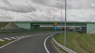 Chłopcy stali na tym wiadukcie