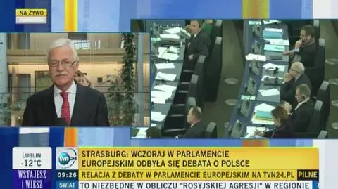 Flagi na pulpitach, puste miejsca. Spór o to, kto był na debacie