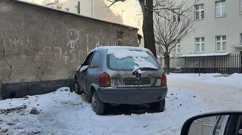 Bezdomny uwięziony w aucie, wybili szyby, by go uratować