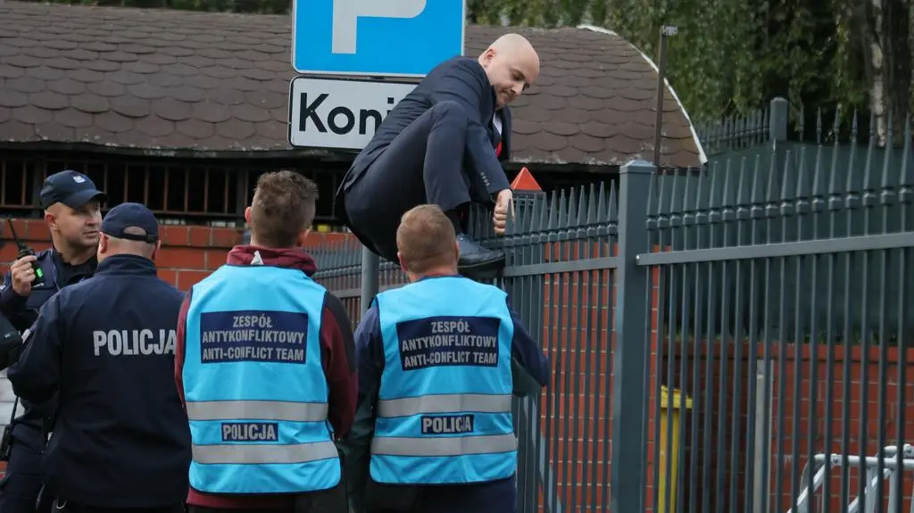 Dariusz Matecki na płocie przy AWS