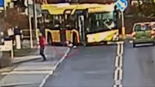 Pieszy zderzył się na pasach z autobusem 