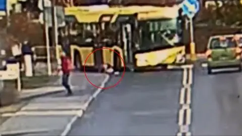 Pieszy zderzył się na pasach z autobusem 