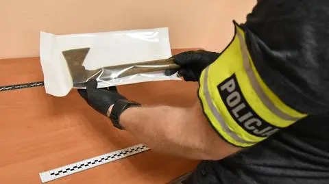 Zaatakował w sklepie, kilka razy uderzył mężczyznę siekierą i uciekł