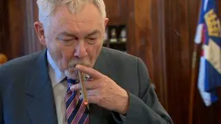Prezydent Jacek Majchrowski z cygarem (zdjęcie archiwalne)