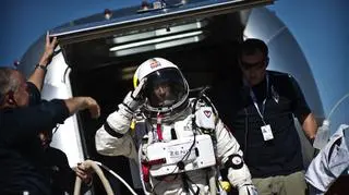 Felix przed zajęciem miejsca w kapsule