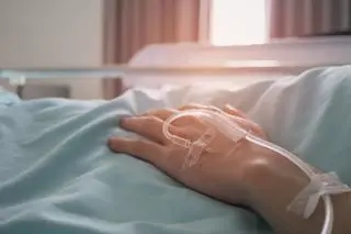 Eksperci Naczelnej Rady Lekarskiej rekomendują szczepienia przeciw grypie i COVID-19 oraz szybkie testy diagnostyczne