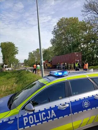 Holowana ciężarówka z naczepą przewróciła się na jezdnię
