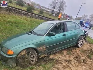 Kierowca zignorował znak stop i wjechał na przejazd kolejowy 