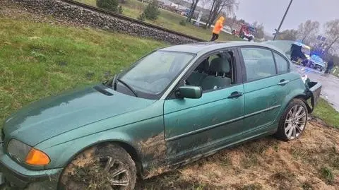 Kierowca zignorował znak "stop" i wjechał na przejazd kolejowy 