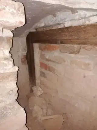 Odkryto też otwór okienny wraz z fragmentem stolarki