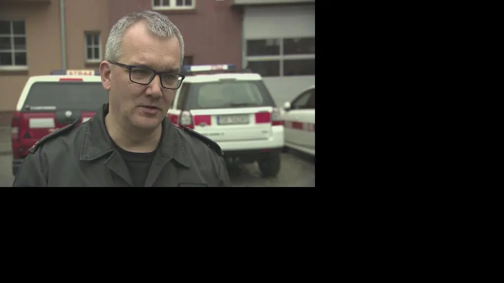 Samochód z kierowcą wyciągnęli z dziury strażacy