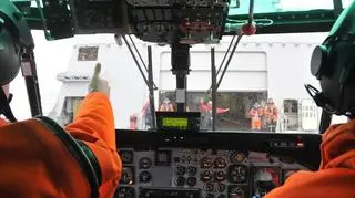 Załoga śmigłowca ląduje na lotniskowcu