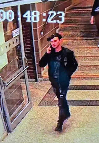 Tczewscy policjanci szukają mężczyzny, który może mieć związek z uszkodzeniem samochodów