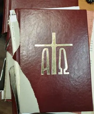 Kobieta zniszczyła księgi liturgiczne