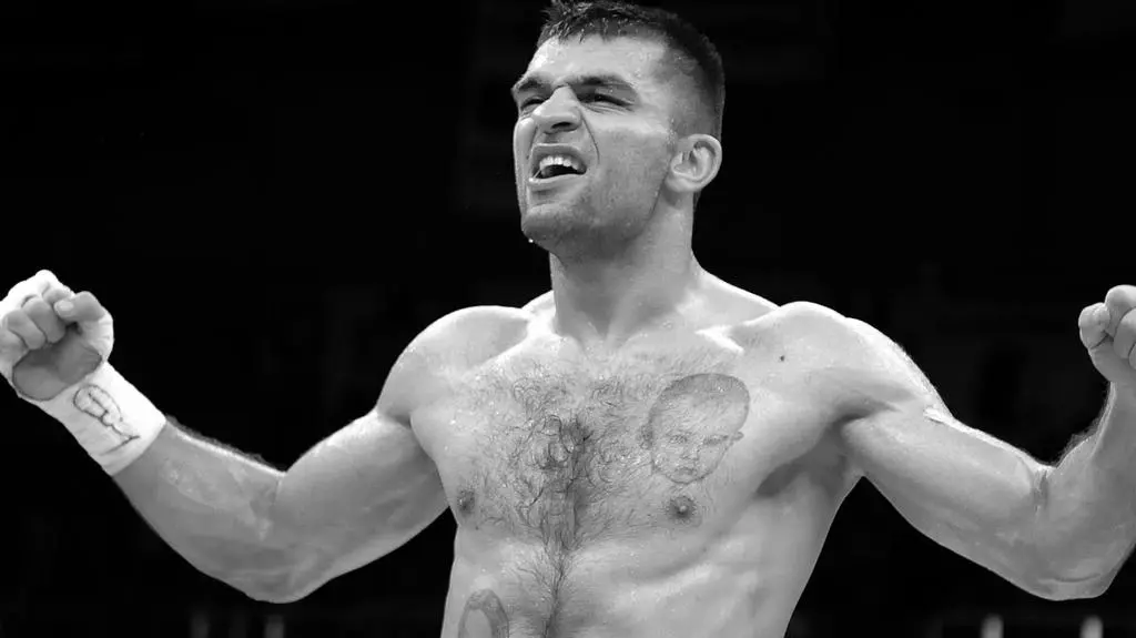 Gazeta Wyborcza: biegły który oglądał ciało Dawida Kosteckiego odkrył dwa ślady na szyi