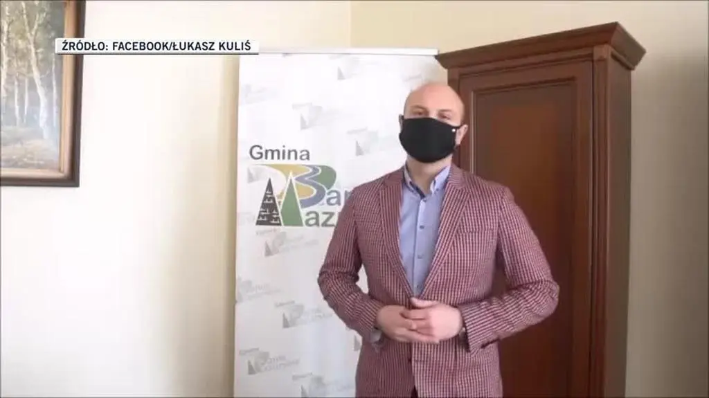 Wójt mówił o funduszach unijnych, które udało się pozyskać na termomodernizację budynku 