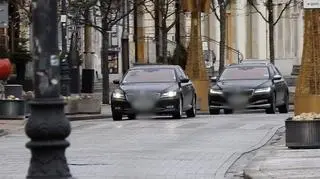 Limuzyna prezesa PiS na Krakowskim Przedmieściu