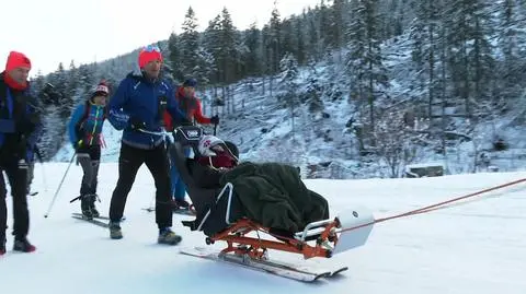 Niepełnosprawny Arek na Kasprowym Wierchu. Chłopiec zjechał ze szczytu na specjalnym wózku