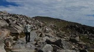 Kamieniste wejście na szczyt