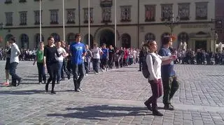 Belgijkę, jak flashmob wszyscy tańczyli równocześnie