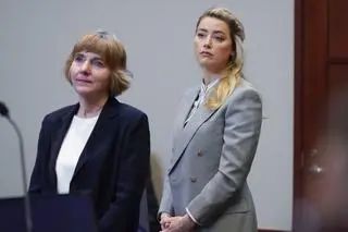 Amber Heard i Elaine Bredehoft w czasie rozprawy sądowej