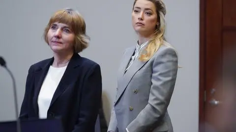 Amber Heard i Elaine Bredehoft w czasie rozprawy sądowej