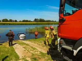 Strażacy musieli wyciągnąć auto z rzeki