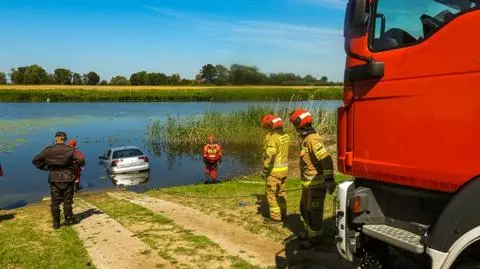 Chcieli holować auto, ale coś poszło nie tak. Samochód stoczył się do rzeki