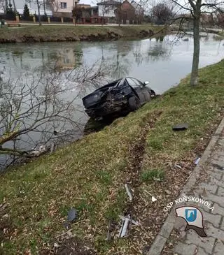 Auto wylądowało w stawie 
