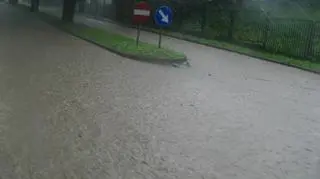 Woda spływała po ulicach wartkim nurtem