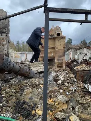 Mychajło ogląda zgliszcza do rosyjskim ataku 
