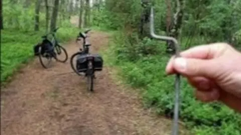Metalowe kolce w leśnej ścieżce