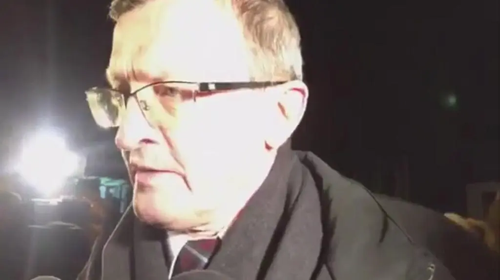Tadeusz Cymański dyskutuje z demonstrantami 16 grudnia