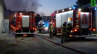 Nad sortownią unosiły się kłęby dymu 