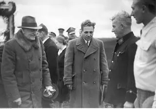 Ignacy Mościcki z Walentym Szwajcerem w Biskupinie w 1936 roku