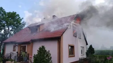 Dom płonął, mężczyzna był uwięziony na poddaszu. Komendant policji ruszył na pomoc