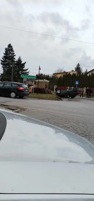 Kierowca peugeota wjechał w kapliczkę. Samochód dachował