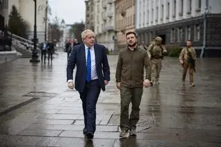Boris Johnson i Wołodymyr Zełenski na ulicach Kijowa