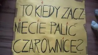 Z tym transparentem dziewczyny wsiadły do pociągu