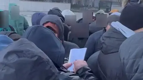 Mężczyzna prowadzący nieformalną listę kolejkową