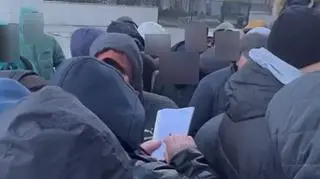 Mężczyzna prowadzący nieformalną listę kolejkową