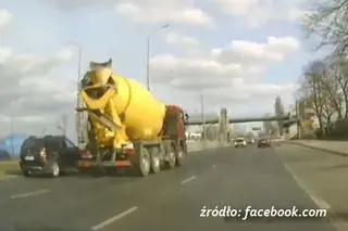 Betoniarka zajeżdżała drogę innym pojazdom