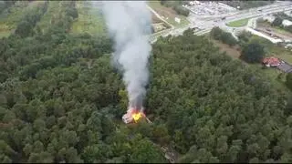 Pożar pustostanu w środku lasu