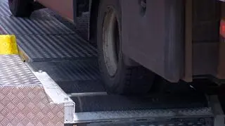 Specjalna maszyna sprawdza stan techniczny pojazdów