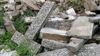 Wśród zwożonego na pole gruzu znajdują się m.in. fragmenty nagrobków.
