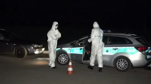 Policjanci, w związku z zagrożeniem koronawirusem, byli ubrani w specjalne stroje ochronne