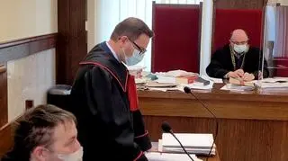 Sławomir Korbelak, zastępca prokuratora rejonowego w Gorlicach, odczytuje akt oskarżenia