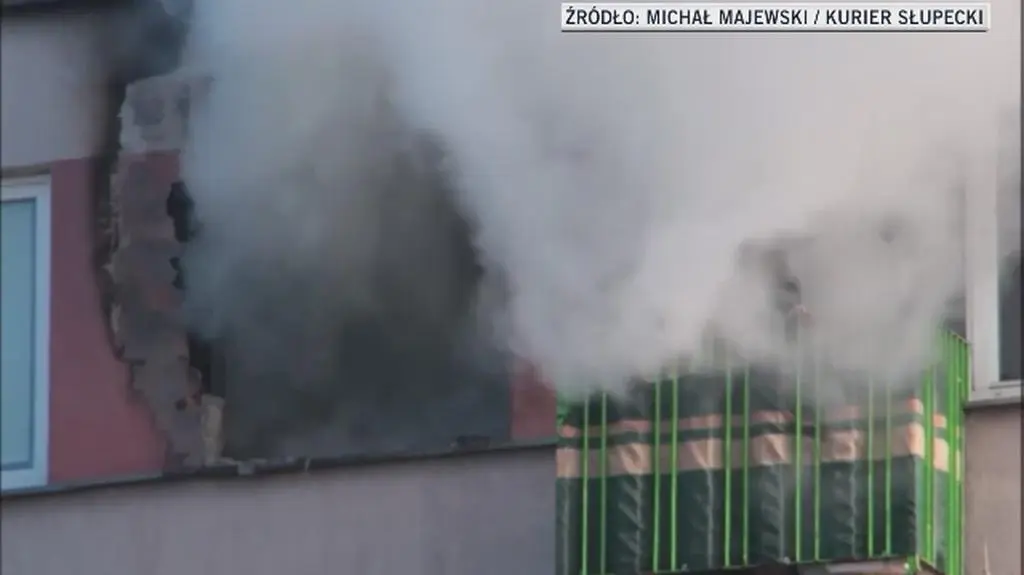 Strażak przeskoczył na balkon pomógł kobiecie